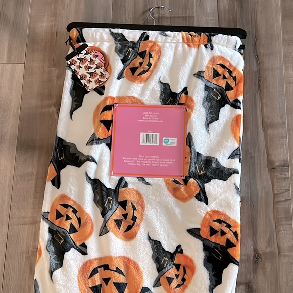 NWT Pumpkin Witch Halloween Throw Blanket - Picture 2 of 2